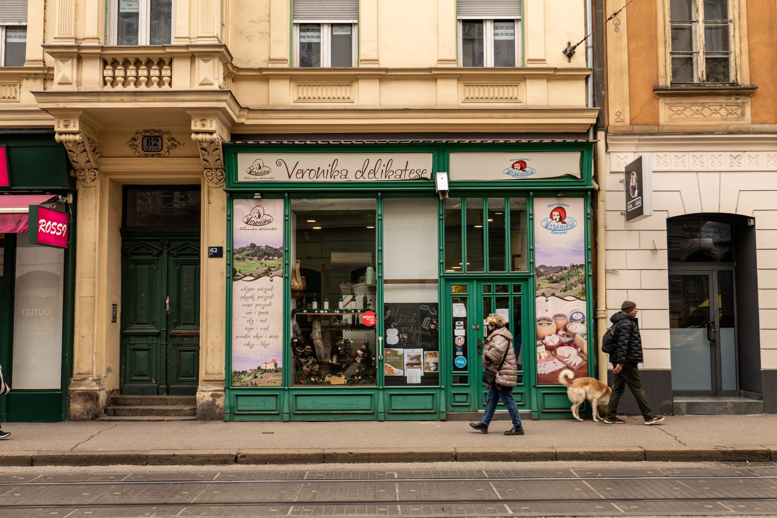 Ulica u Zagrebu s izlogom malog lokala po danu.